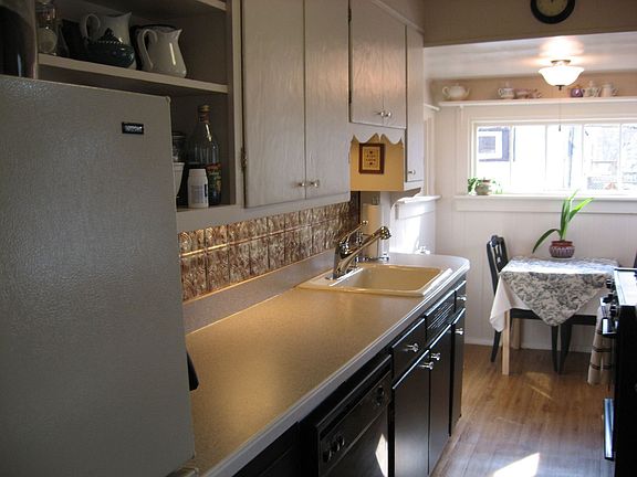 Updated eat-in kitchen