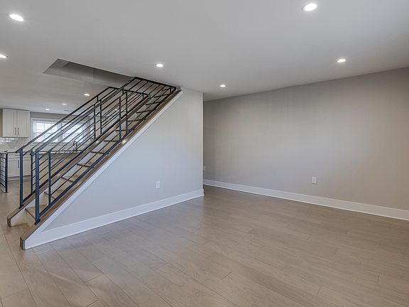 5th image of 525 Brown St