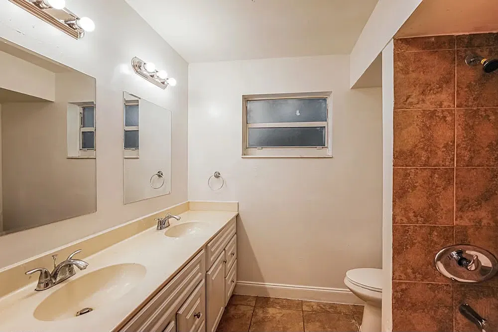 3 bed, 2402 sqft, $2,000 — Photo 3