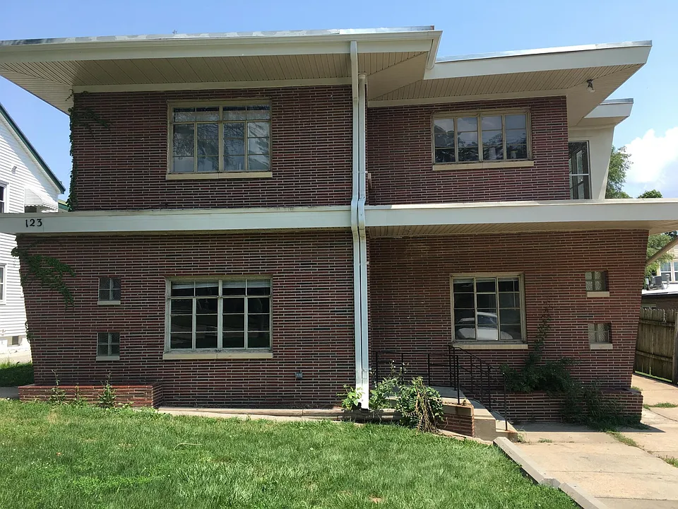 121 N 38th right side unit.