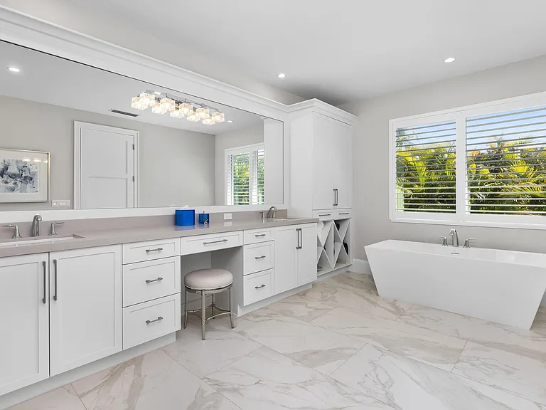 444 NE Wavecrest Way — Photo 33
