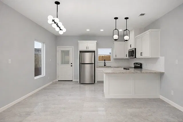 2608 W Bliss St — Photo 1
