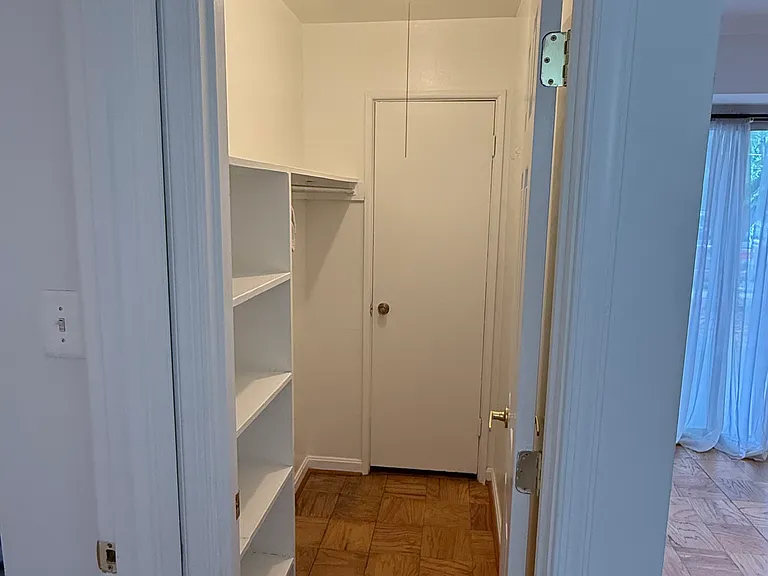 2911 Charing Cross Rd #6 — Photo 9