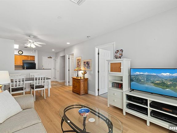 5th image of 189 Forest Ave #108