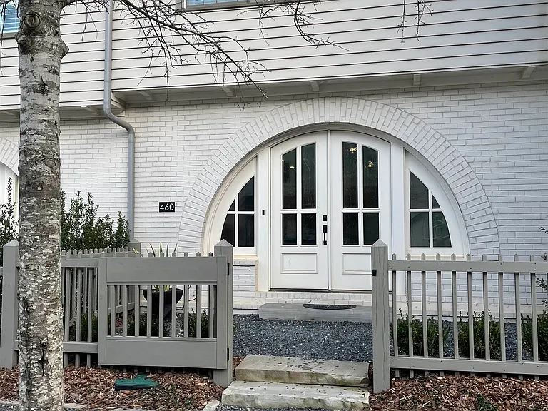 460 Heatherden Ave — Photo 1