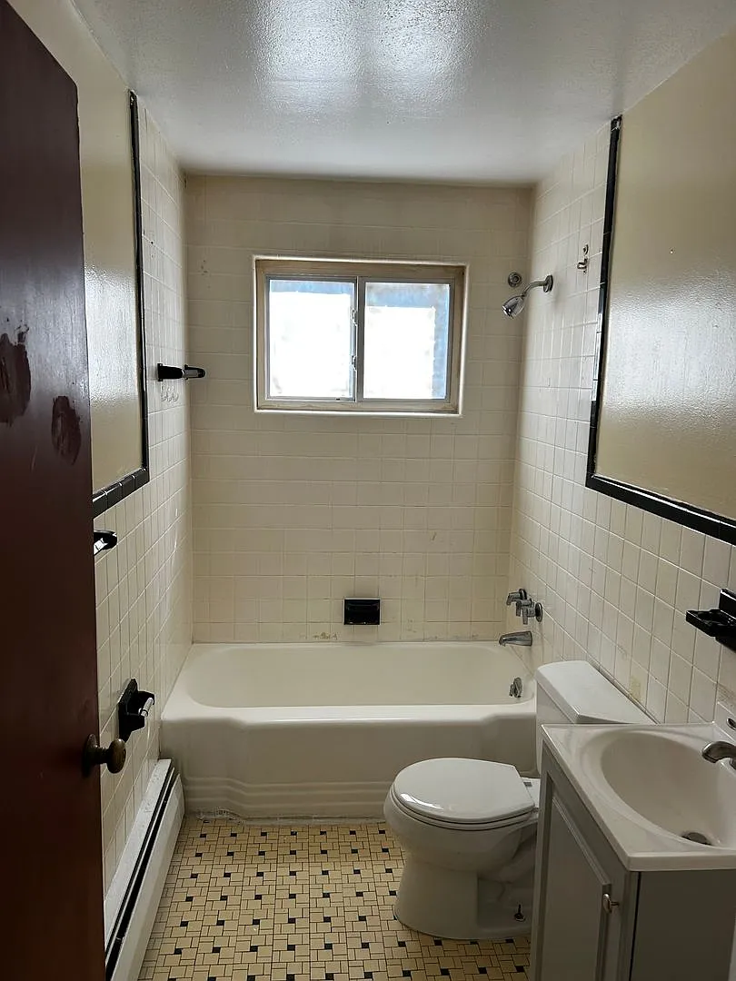 90 Catherine Street — Photo 4