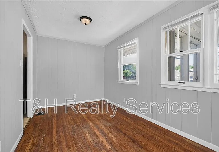 1819 Knox St — Photo 11