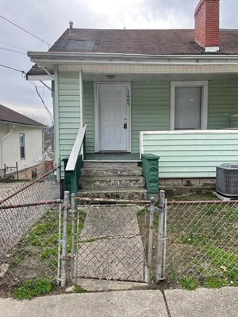 1605 Clay Ave