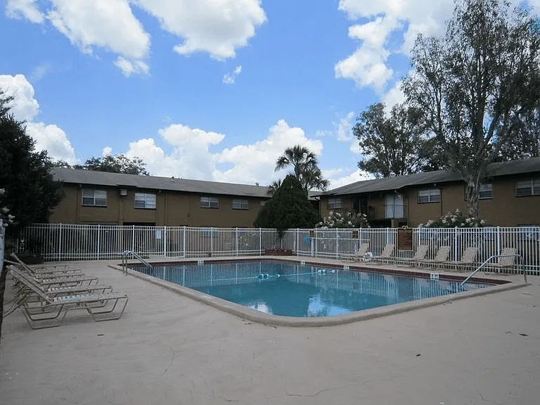 Oak Manor Apartment Homes — Photo 16