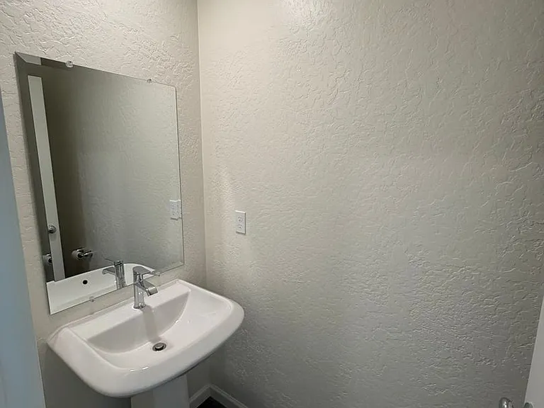 1902 W Meadow Dr — Photo 13