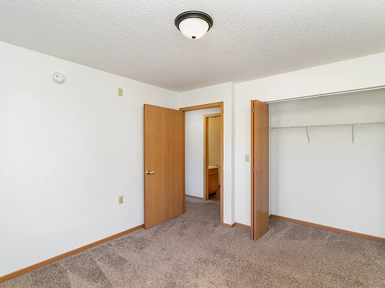 Hutchinson, MN Deer Park Apartments | 21A | Bedroom