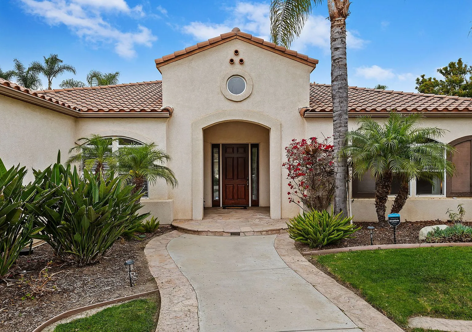 Beautiful 4- Bedroom House in Camarillo! — Photo 2