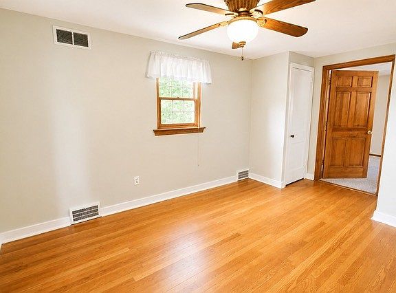 5th image of 162 Columbia Dr