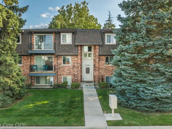 206 Riviera Dr, Saint Clair Shores, MI 48080