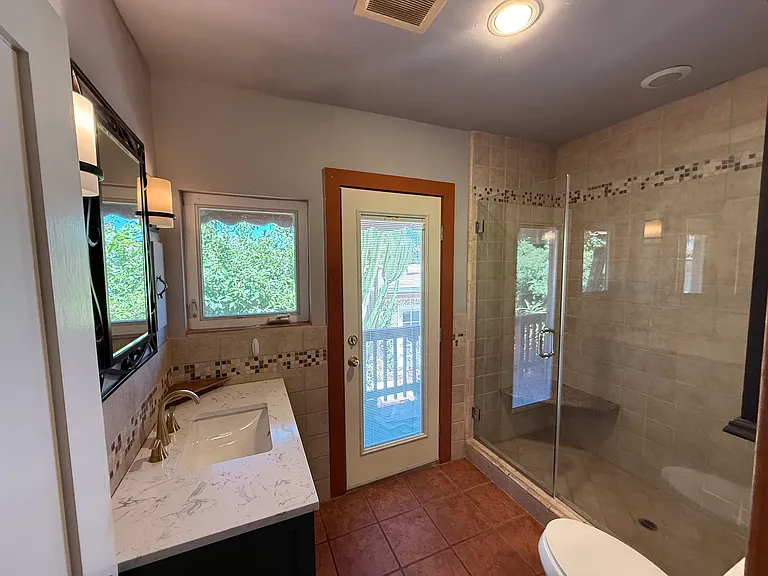 2034 N Commonwealth Ave — Photo 12
