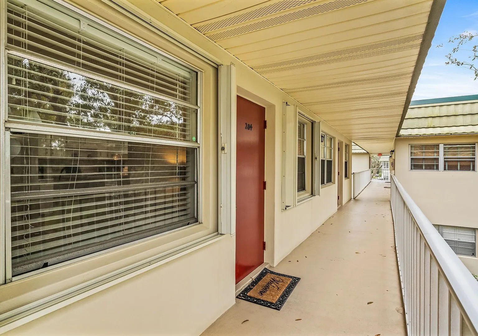 Furnished 1/1 condo Available in Vista Gardens — Photo 4