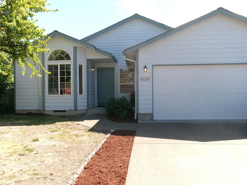 1431 SW Birdie Dr