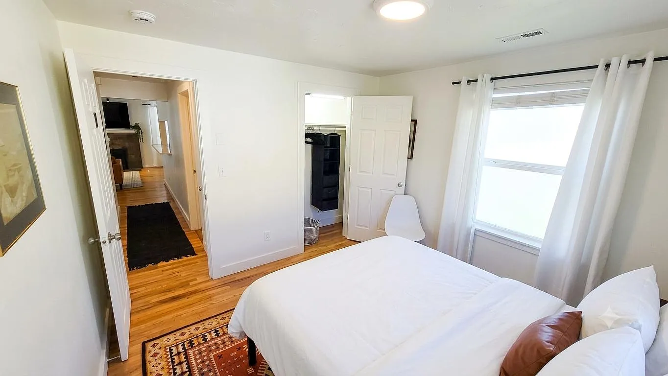 4 bed, 2.0 bath, 2300 sqft, $1,157 — Photo 3