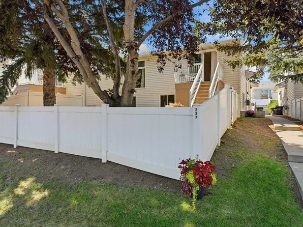 237 E Sabrina Way SW, Calgary, AB T2W 4J4