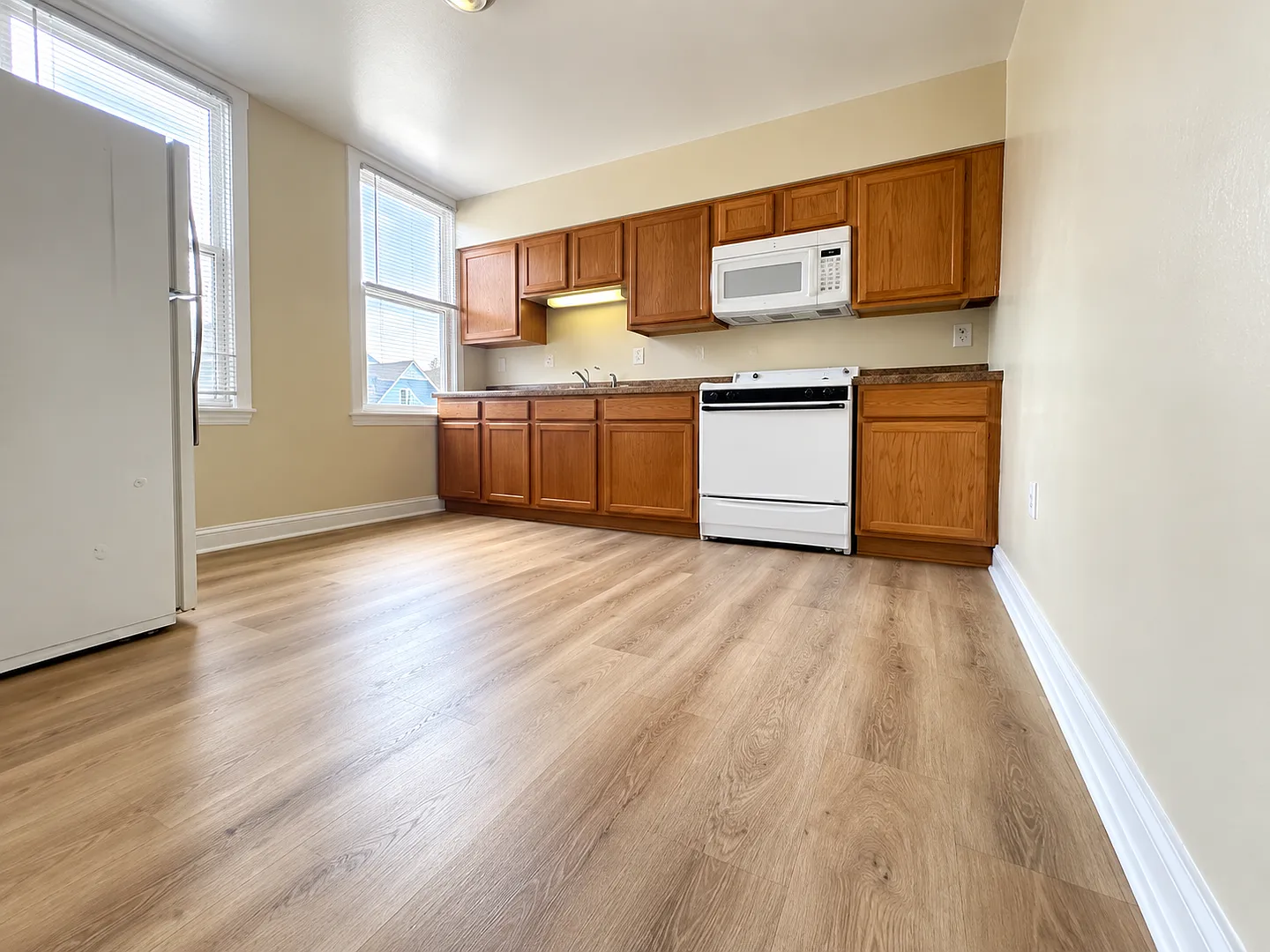 546 Greenfield Avenue — Photo 2