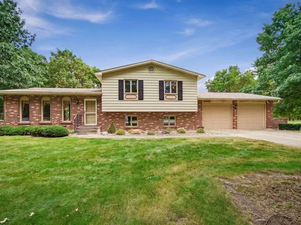 8 Hawthorne Dr, Oswego, IL 60543