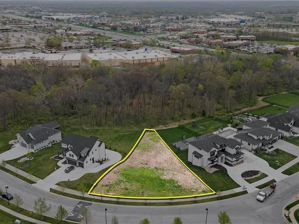 8707 NE Shoal Creek Valley Dr, Kansas City, MO 64157