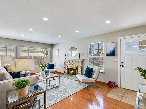 4th image of 4694 Mia Cir