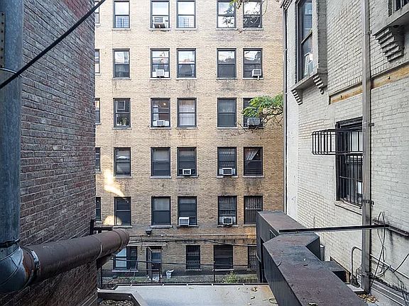 3rd image of 140 W 72nd St APT 2B