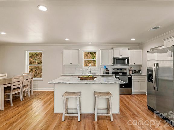 5th image of 60 Spring Mountain Dr