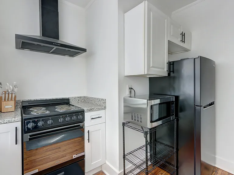 1011 E 39th St #B — Photo 5