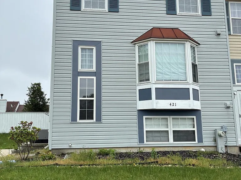 421 Spalding Ct — Photo 1
