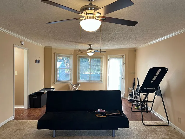 850 Parkview Ct — Photo 3