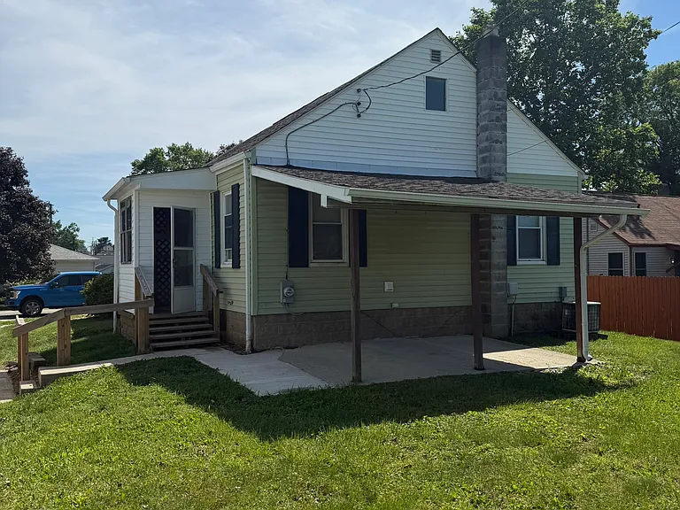 422 Wellington Ave — Photo 2