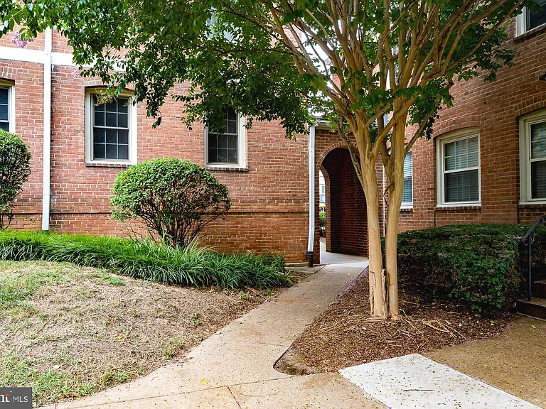 2805 Arlington Blvd — Photo 19