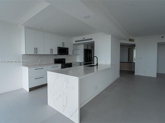 4th image of 20281 E Country Club Dr APT 811