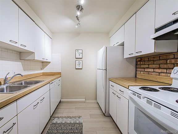 5th image of 2230 W 14 Mile Rd APT 31