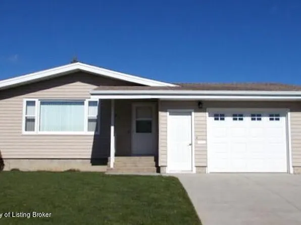 327 1st St SE, Dickinson, ND 58601