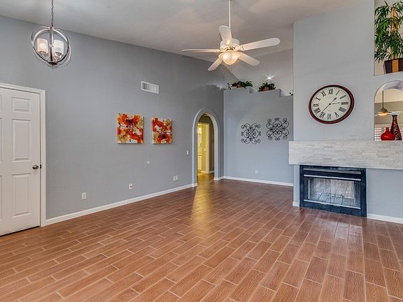 3rd image of 631 W Sierra Madre Ave
