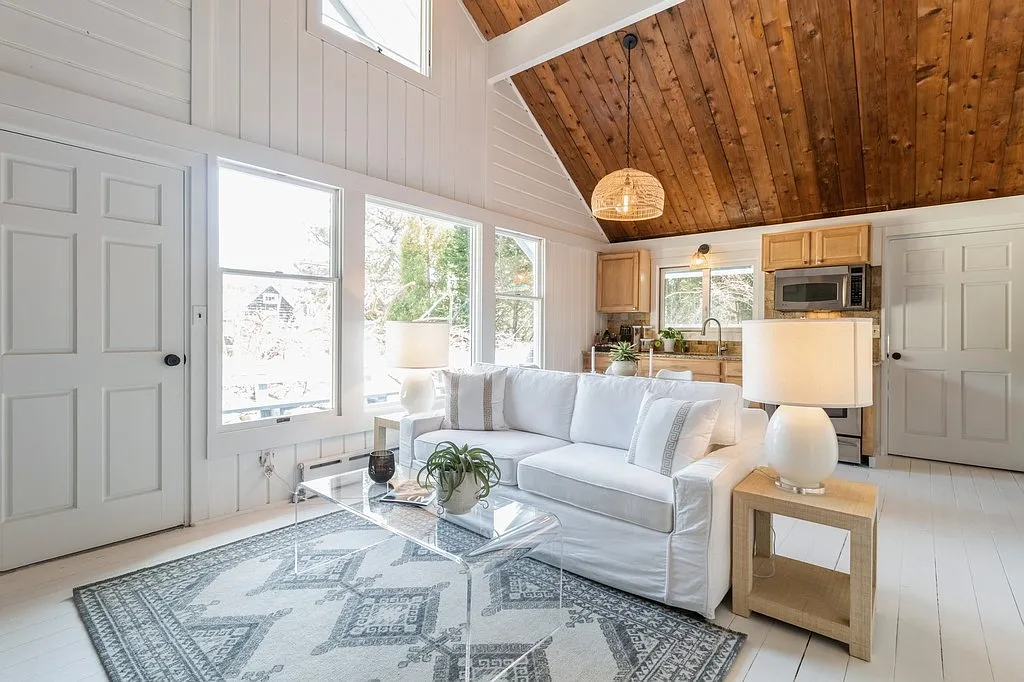 Charming Beach House — Photo 3