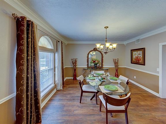 4th image of 1105 N Country Club Dr