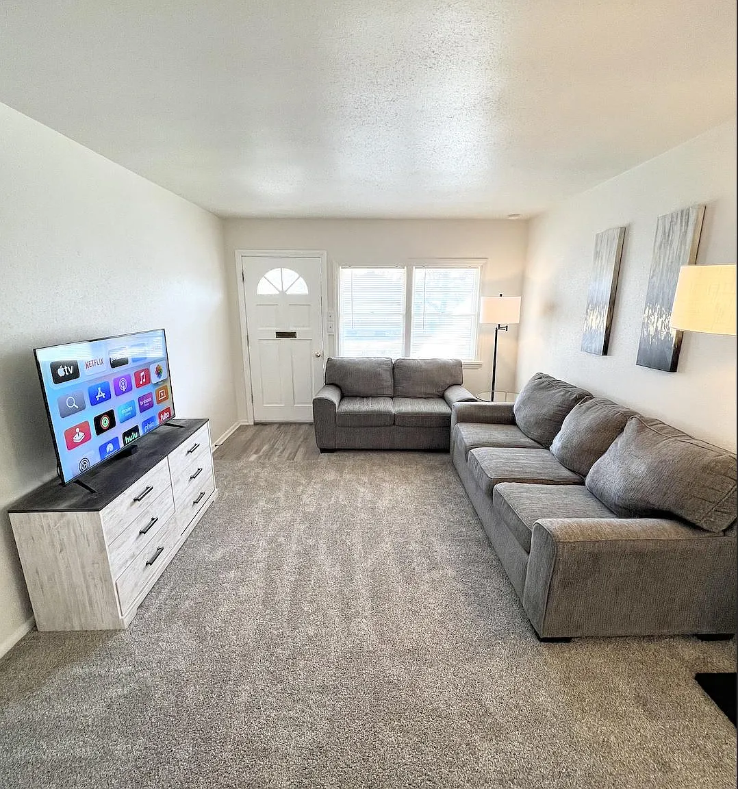 2 bed, 900 sqft, $2,349 — Photo 2