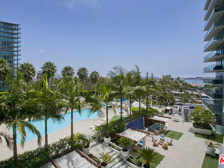 13700 Marina Pointe Dr #630 — Photo 1