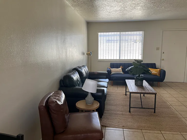 Totally Remodeled 2 Bedroom w/ Private Yard and Washer / Dryer in Unit — Photo 4