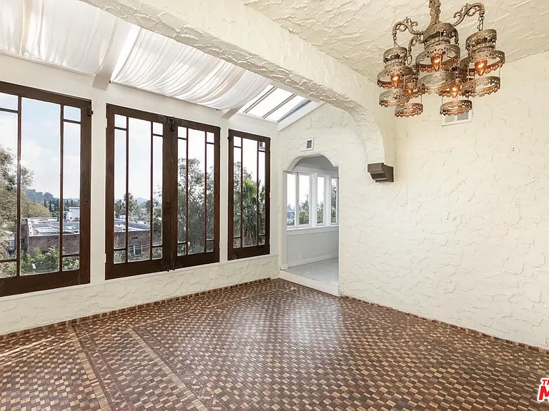 2030 Vine St — Photo 8