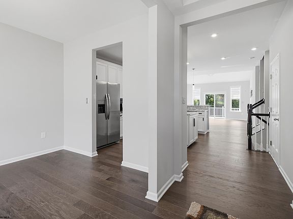 5th image of 72 Bedford Ct