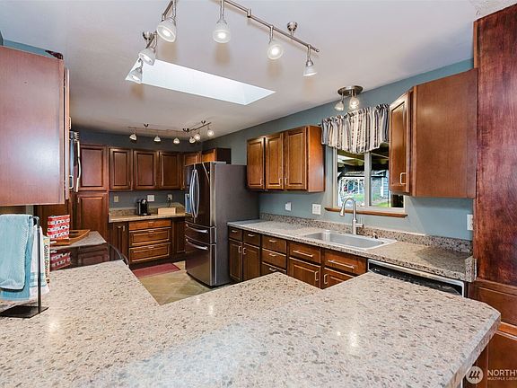 5th image of 1412 Sheridan Road