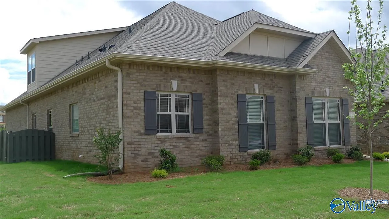 3 bed, 3.0 bath, 2534 sqft, $2,300 — Photo 1