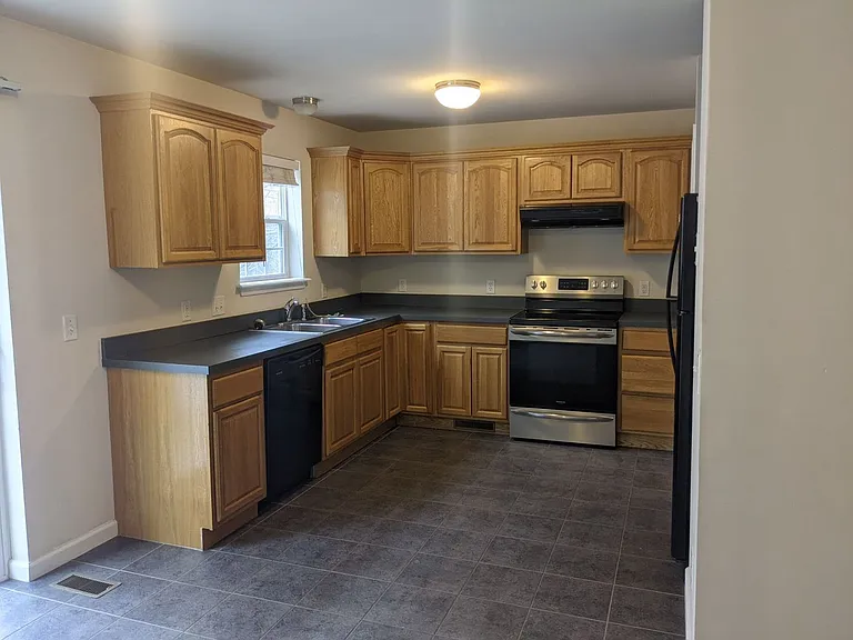 225 Crown Ct — Photo 17