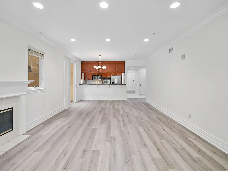 2306 Fox Hills Dr — Photo 8