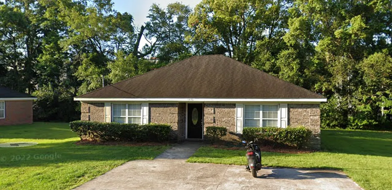 1835 Westminster Drive - B — Photo 1